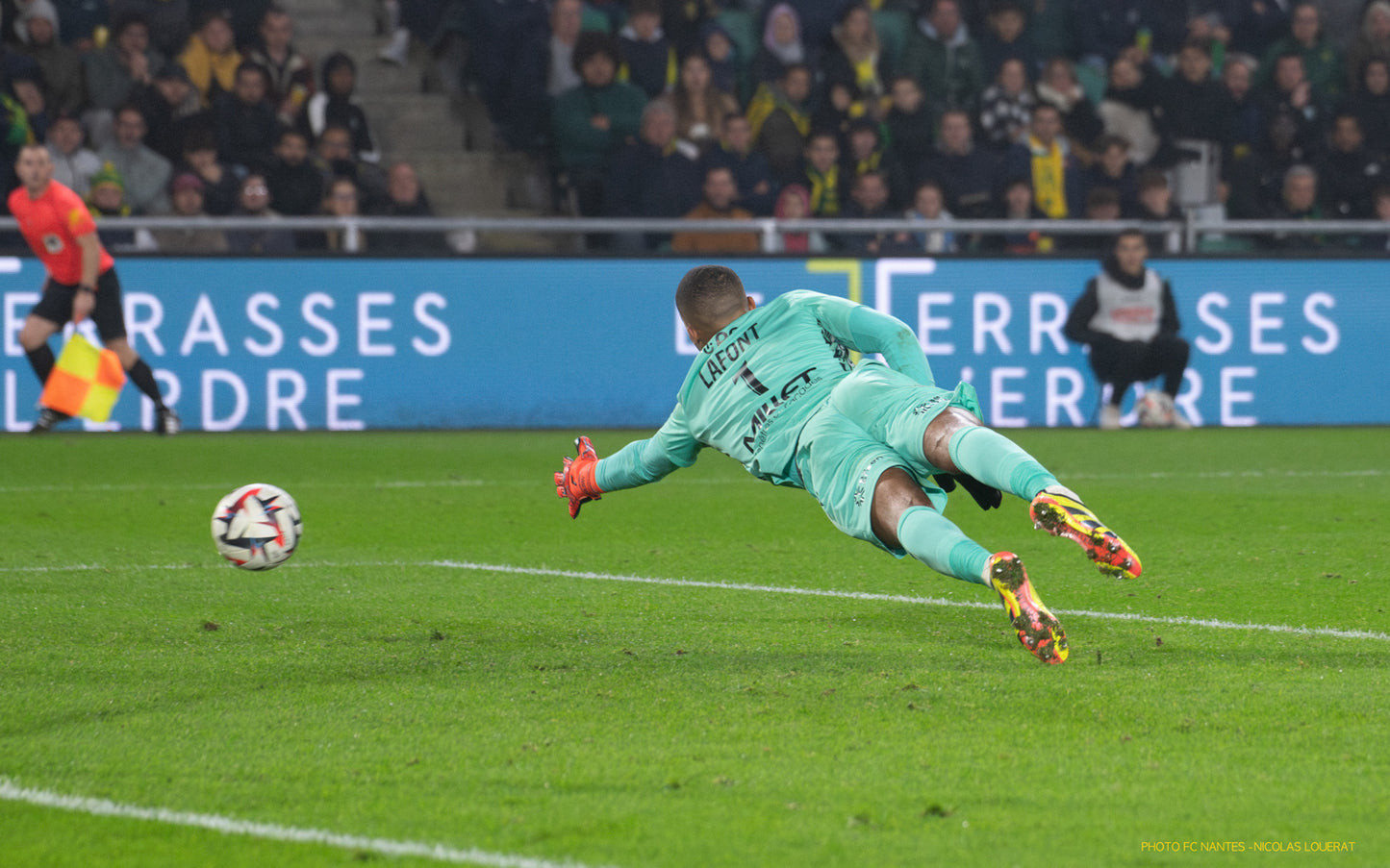Alban Lafont en action (plongeon) avec le maillot match-worn certifié, porté en match et signé, disponible sur notre boutique pour collectionneurs et fans.