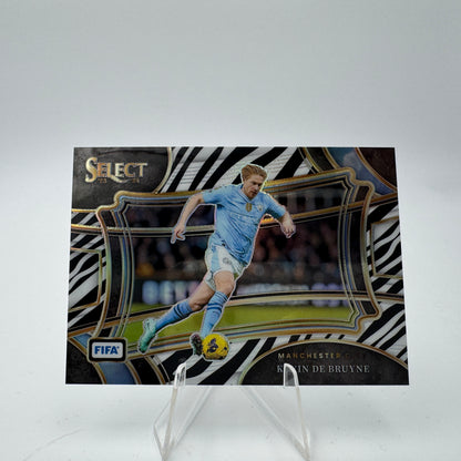 Kevin De Bruyne - Manchester City - Panini Select FIFA 2023/24 - 20/25